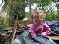 fotootje Leora in de tuin