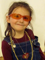 Rosalie met zelfuitgekozen zonnebril, en op straat gevonden ketting -ziet ze er een beetje uit als Roos Ali G 