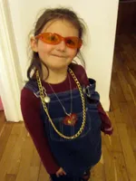 Rosalie met zelfuitgekozen zonnebril, en op straat gevonden ketting -ziet ze er een beetje uit als Roos Ali G 