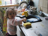 Leora helpt met de afwas