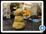 Koekjes bakken voor het schooldiner... Rosalie maakte even een sneeuwpopje van het deeg...